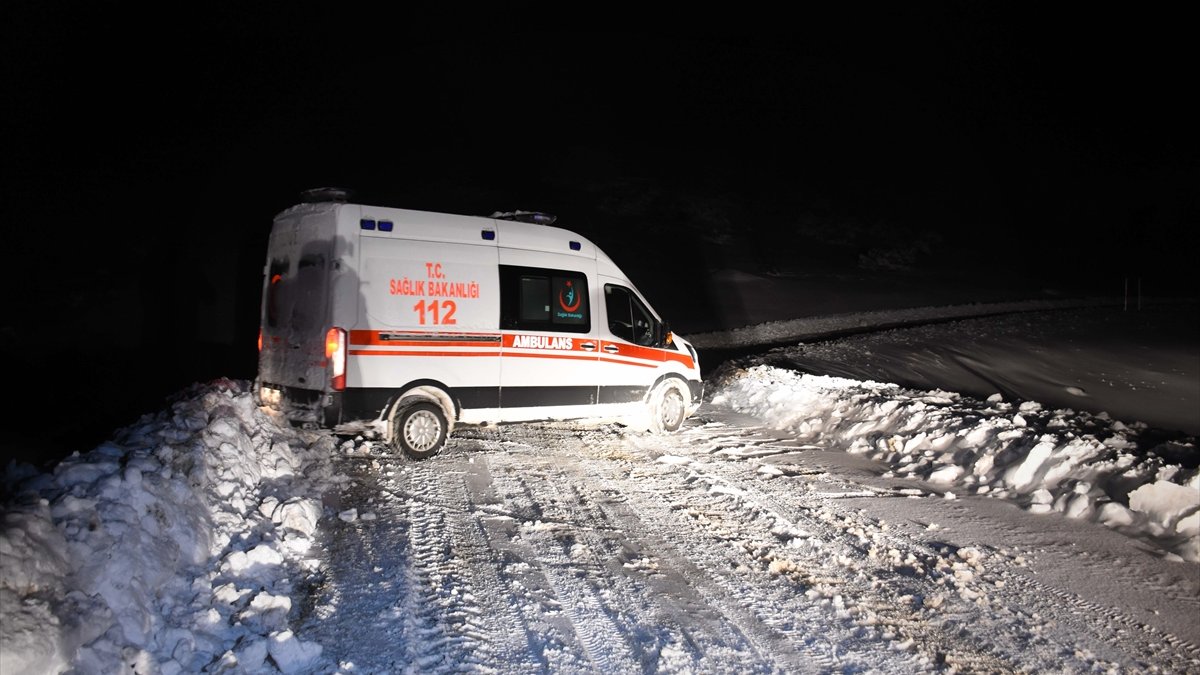 Muş'ta karla kaplı yolları 6 saatte aşan belediye ve sağlık ekipleri 2 hastanın imdadına yetişti