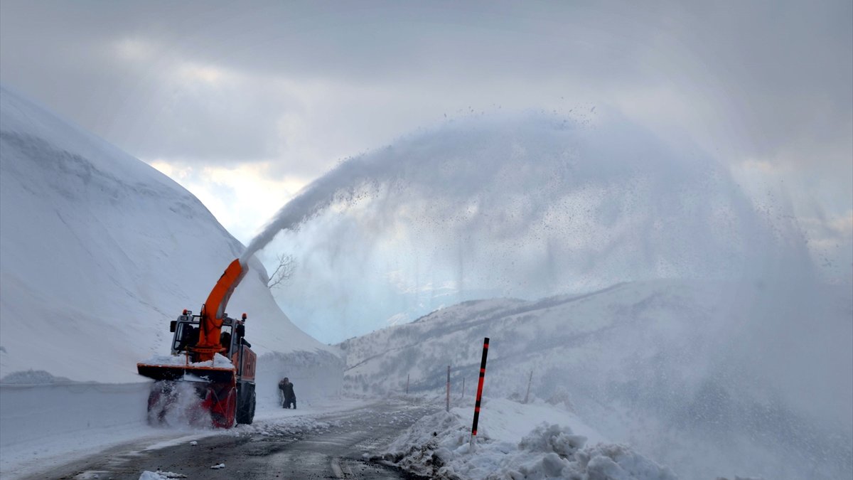 Muş'ta karla mücadele çalışmaları devam ediyor