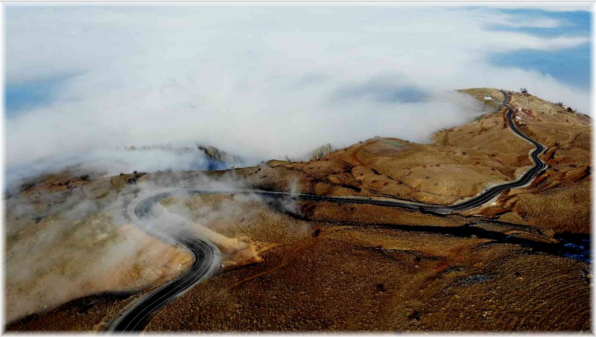 Muş'ta karlı dağlarla birleşen sis bulutları kartpostallık görüntüler oluşturdu
