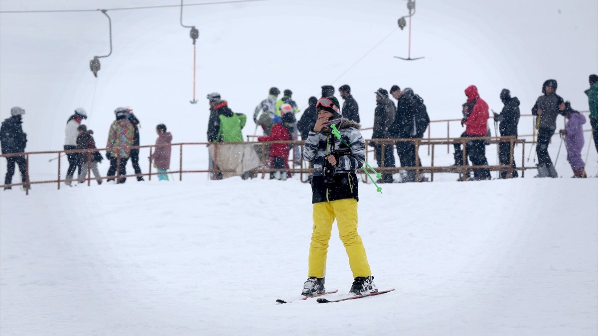 Muş'ta kayakseverler hafta sonu tatilini kayak merkezinde değerlendirdi