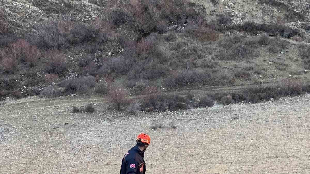 Muş'ta kayalıkta mahsur kalan keçiler kurtarıldı