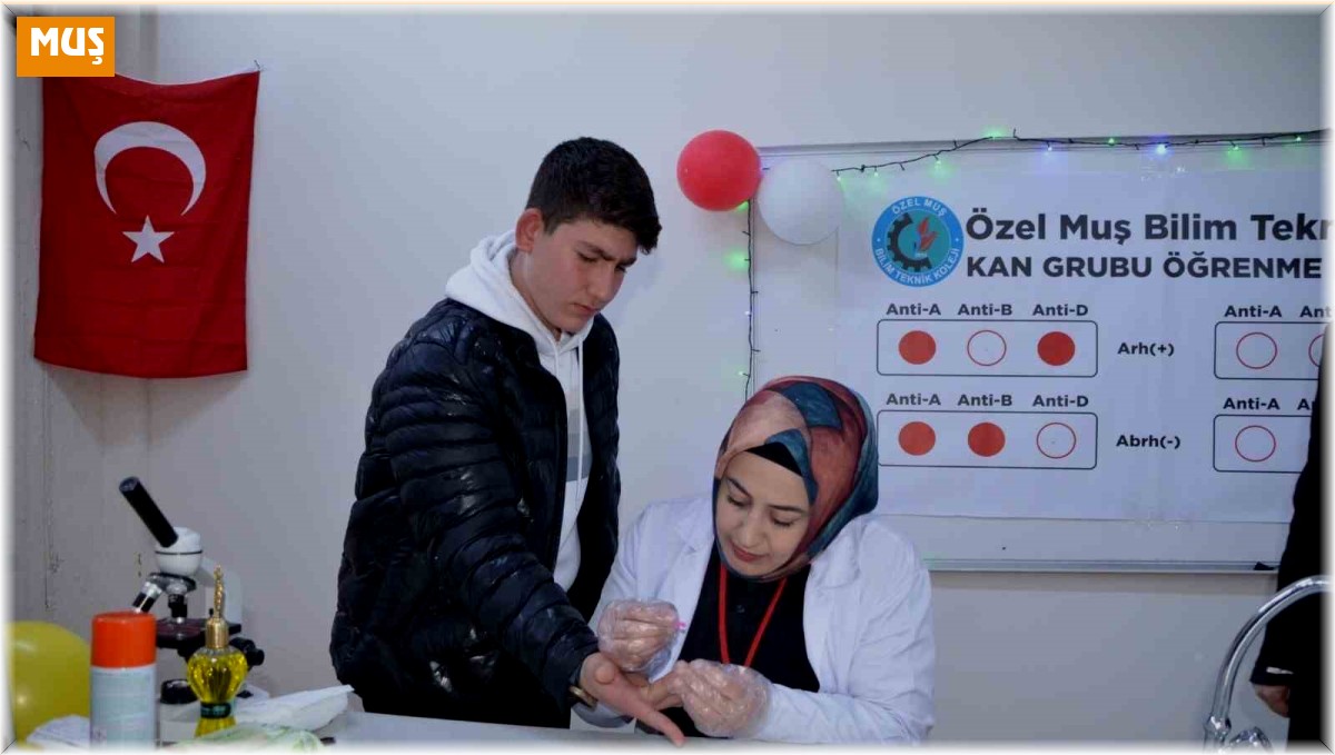 Muş'ta kimya öğretmeni yaptığı çalışmayla 3 saniyede kan grubunu tespit ediyor