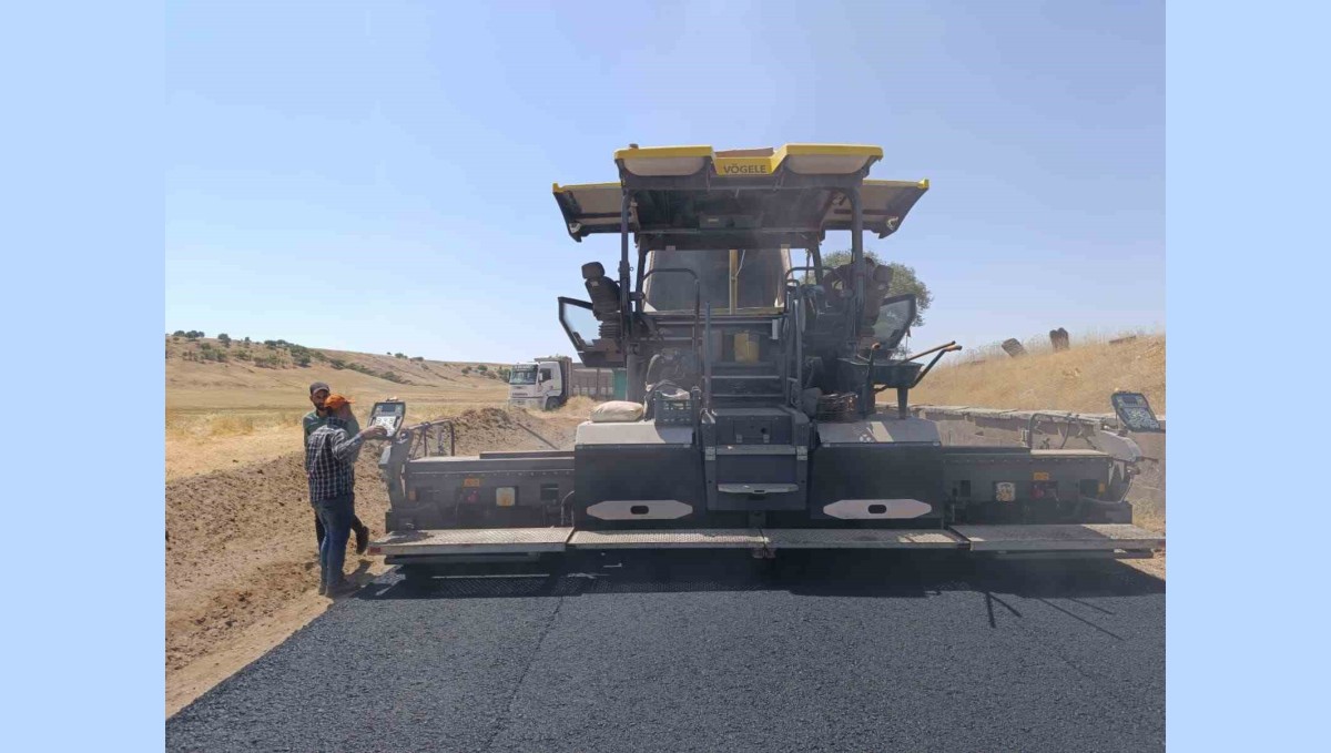 Muş'ta kırsal bölgelerin yolları sıcak asfaltla buluşuyor