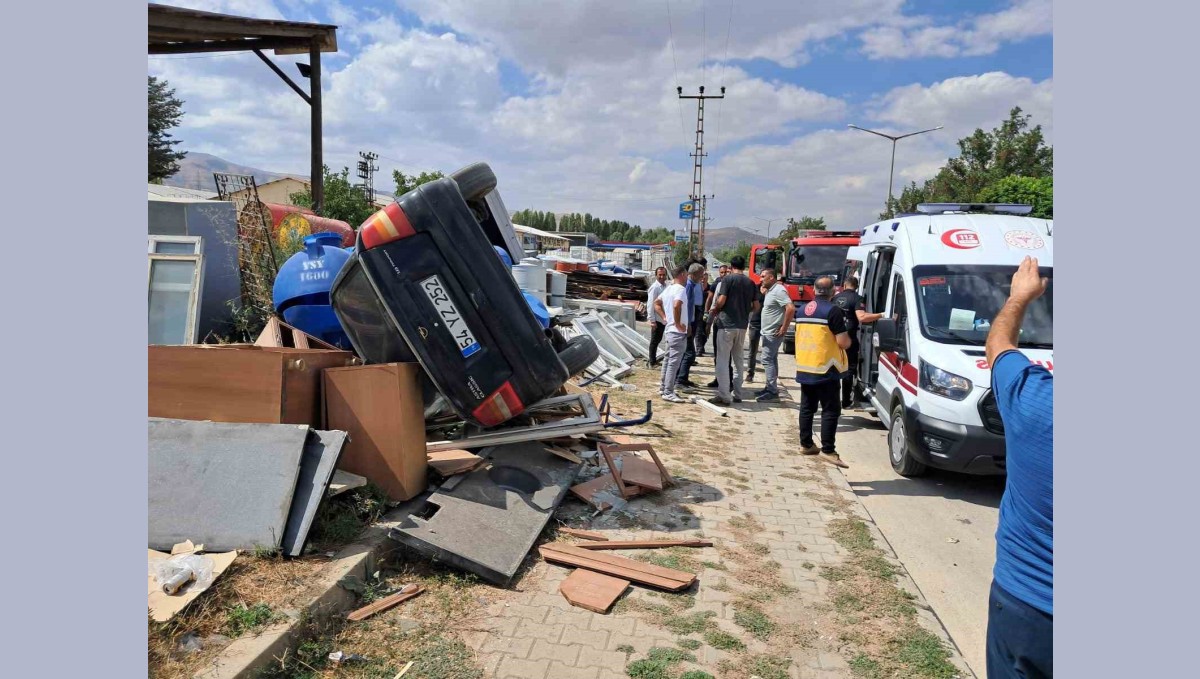 Muş'ta kontrolden çıkan otomobil hurdacıya girdi: 2 yaralı