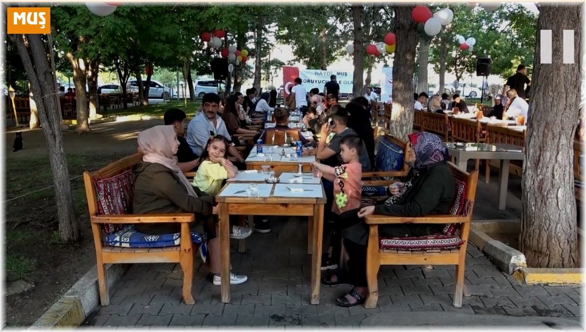 Muş'ta koruyucu aileler yemekte bir araya geldi