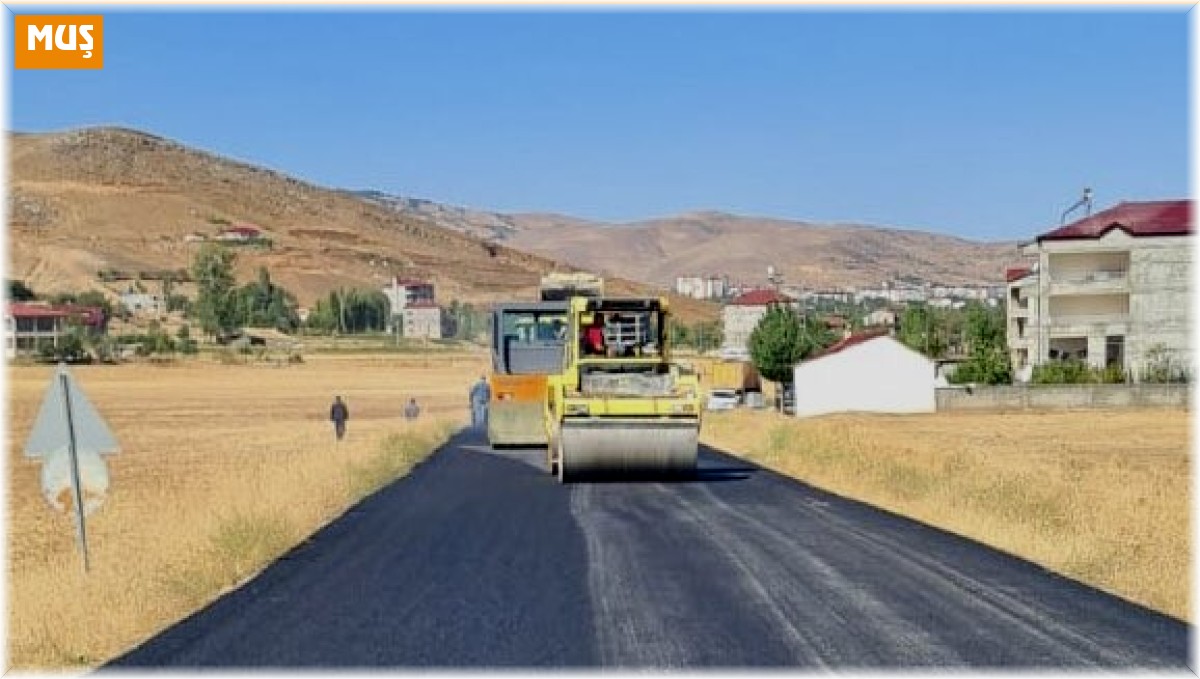 Muş'ta köy yolları sıcak asfaltla kaplanmaya devam ediyor
