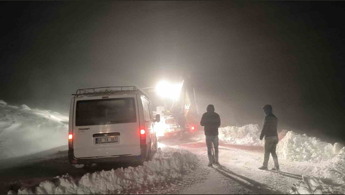 Muş'ta köy yolunda mahsur kalan 7 kişi kurtarıldı