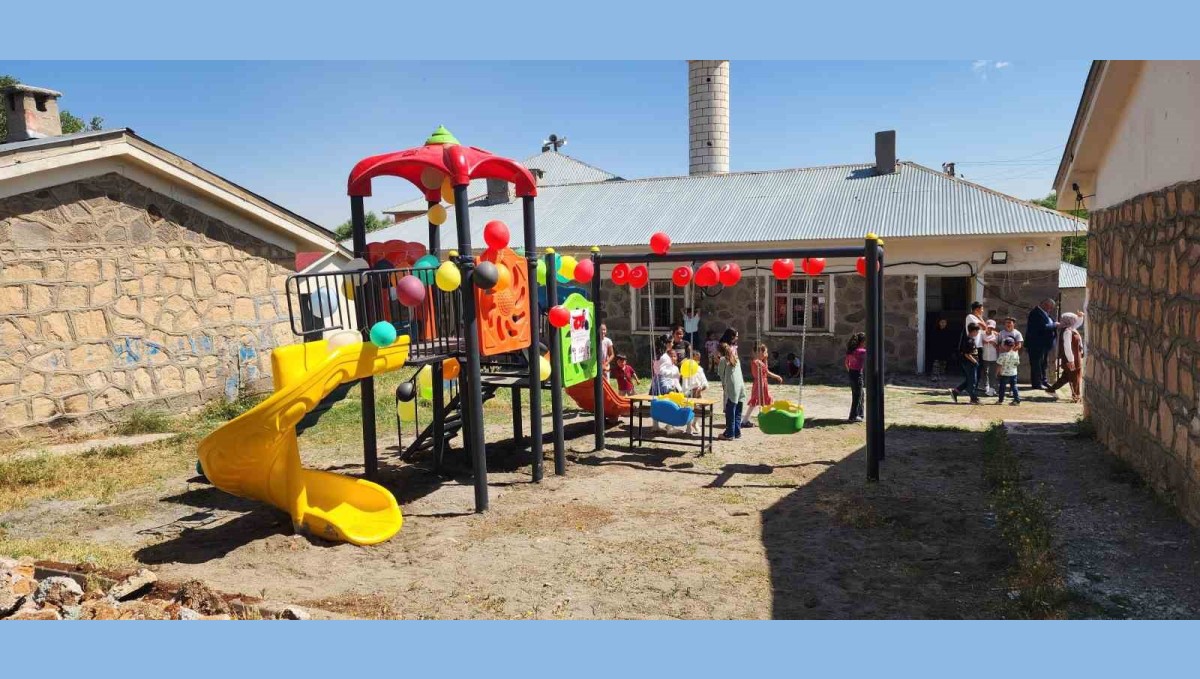 Muş'ta köye şehit Öğretmen Necmettin Yılmaz adına oyun parkı yapıldı