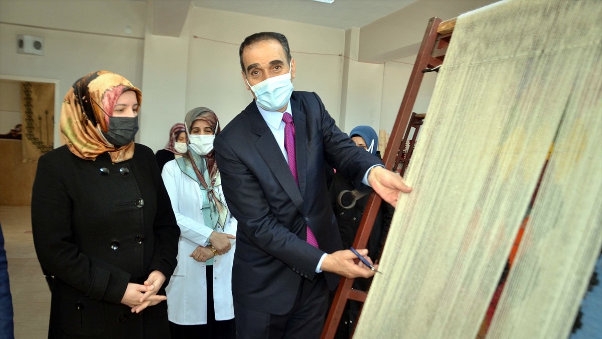 Muş'ta kursiyerlerin yaptığı halıların kesimi gerçekleştirildi