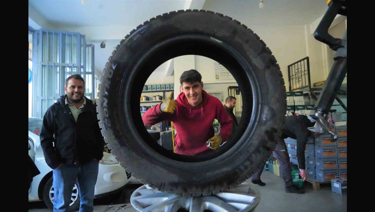 Muş'ta lastikçilerde kış lastiği yoğunluğu başladı