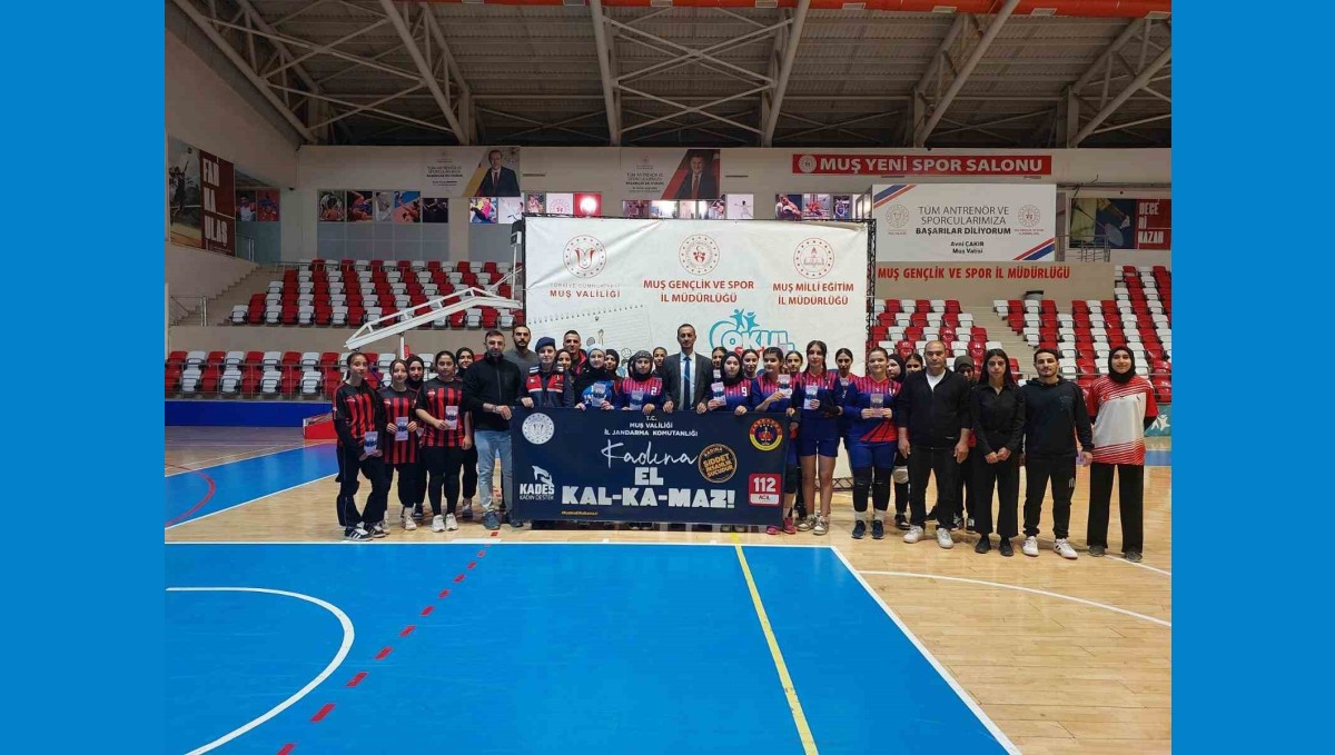 Muş'ta liseler arası voleybol maçında kadına şiddet farkındalığı