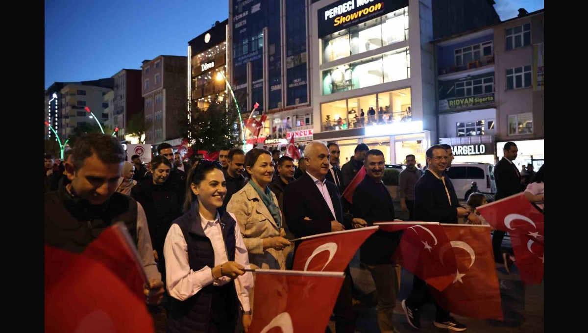 Muş'ta meşaleli gençlik yürüyüşü düzenlendi