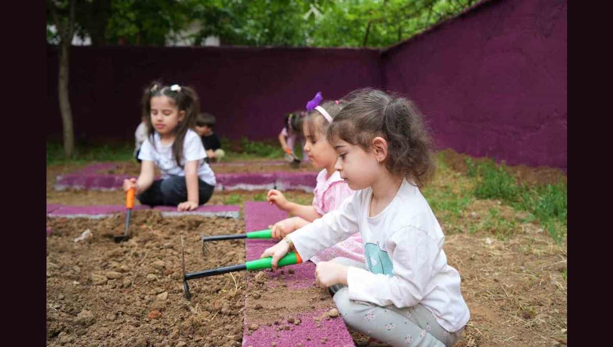 Muş'ta minik öğrenciler toprakla buluştu