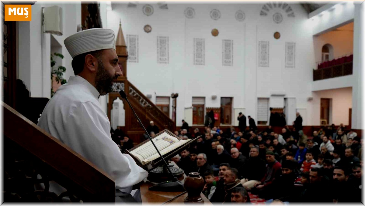 Muş'ta Miraç Kandili'nde vatandaşlar camilere akın etti