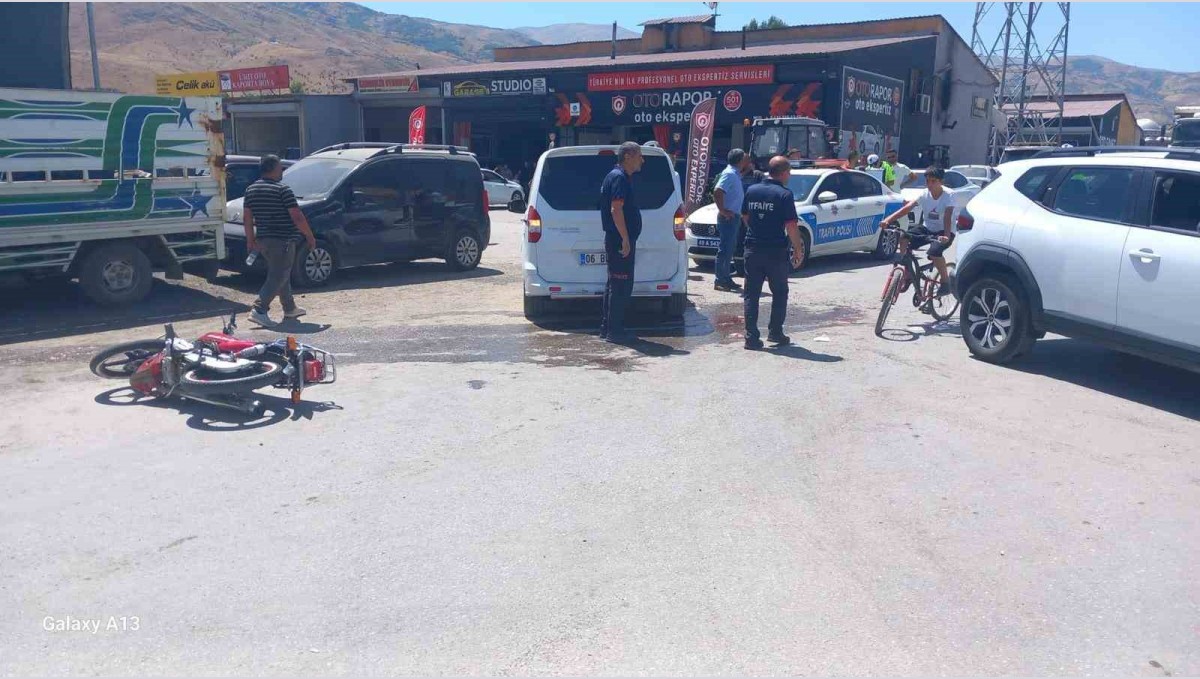 Muş'ta motosiklet ile hafif ticari araç çarpıştı: 2 yaralı