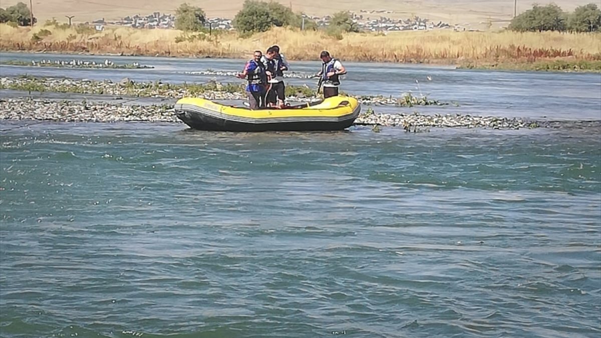 Muş'ta Murat Nehri'nde mahsur kalan 2 kişi kurtarıldı