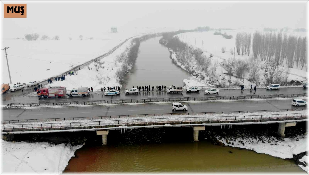 Muş'ta nehre düşen genç kızı arama çalışmaları devam ediyor