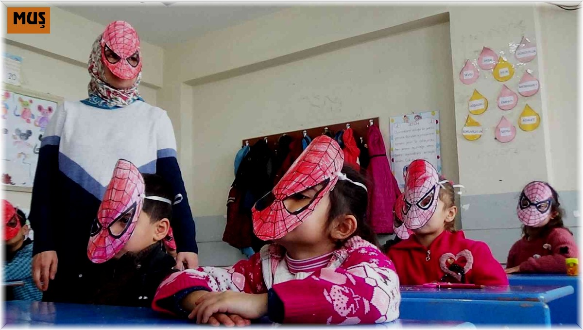 Muş'ta öğrenciler okuma yazmayı eğlenerek öğreniyor