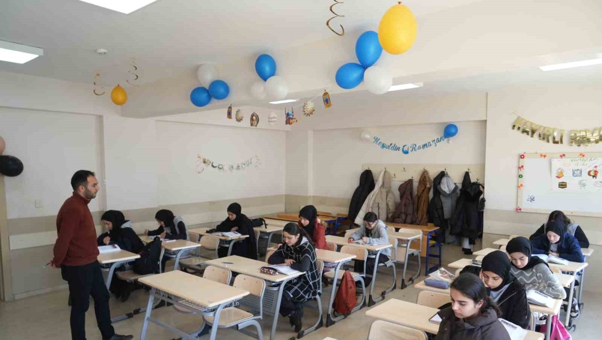 Muş'ta öğrencilerden Ramazan'a özel sınıf ve okul süslemesi