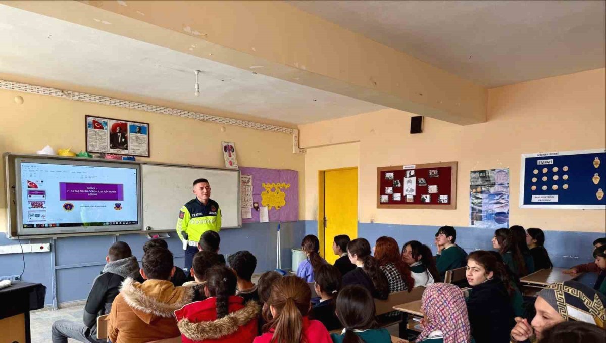 Muş'ta öğrencilere trafik eğitimi