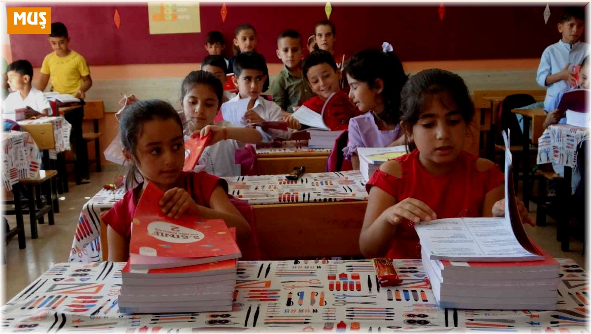 Muş'ta öğrencilere ücretsiz yardımcı kaynak kitap dağıtıldı