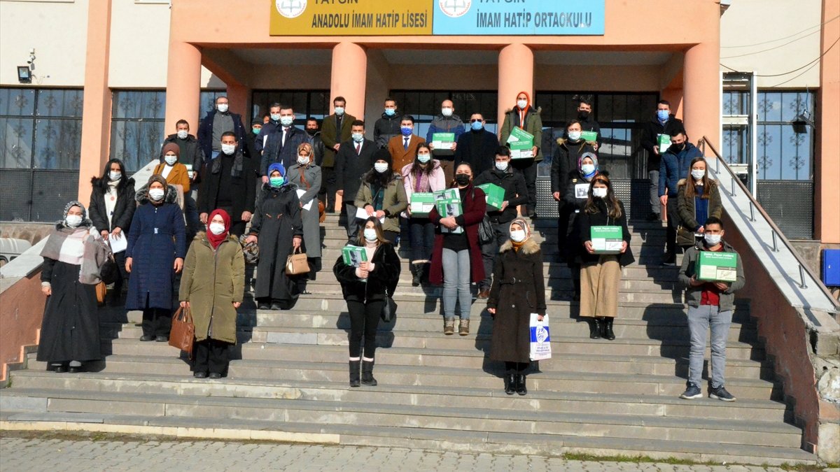 Muş'ta öğretmenler hazırladıkları ders notlarını köyleri gezerek öğrencilere dağıttı