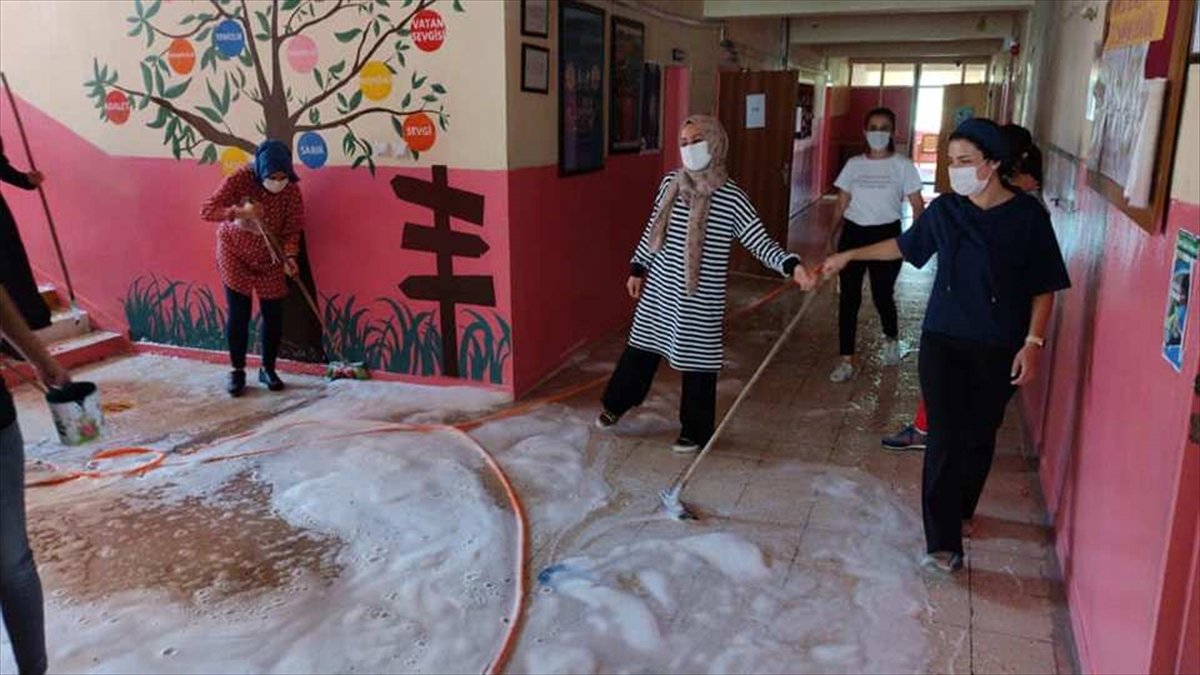 Muş'ta öğretmenler okulu sabunlu suyla yıkayarak, dezenfekte etti