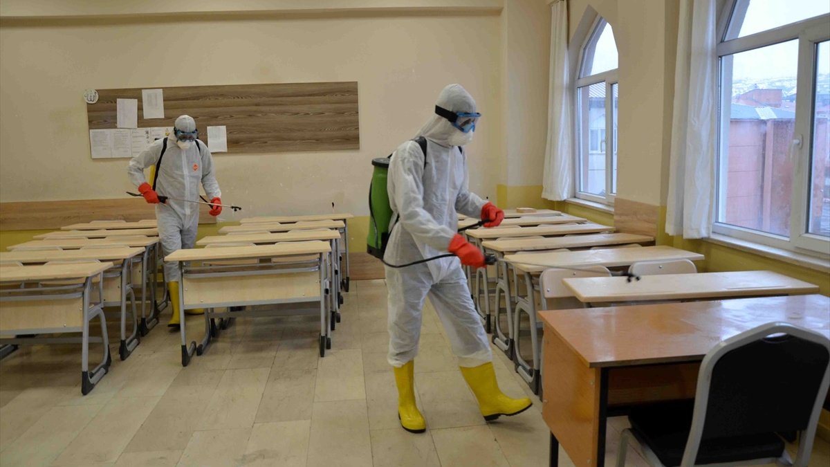 Muş'ta okullar dezenfekte ediliyor