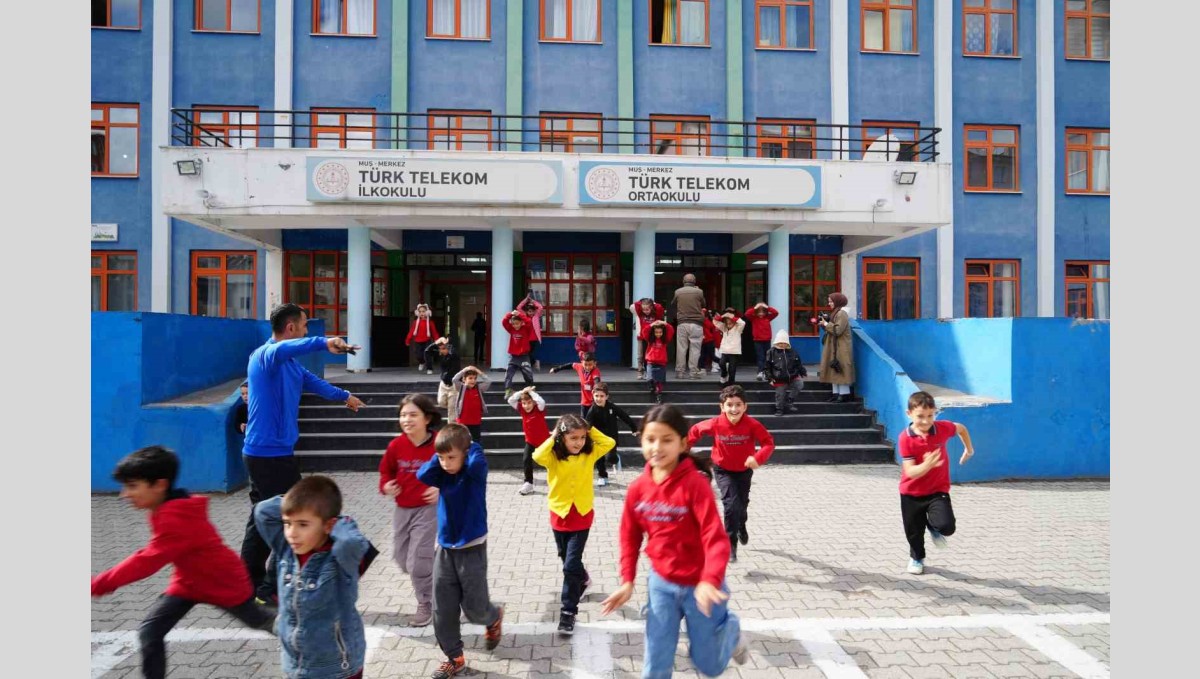 Muş'ta okullarda eş zamanlı tahliye tatbikatı yapıldı