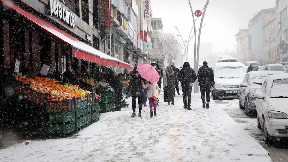 Muş'ta olumsuz hava koşulları nedeniyle 65 köy yolu ulaşıma kapandı