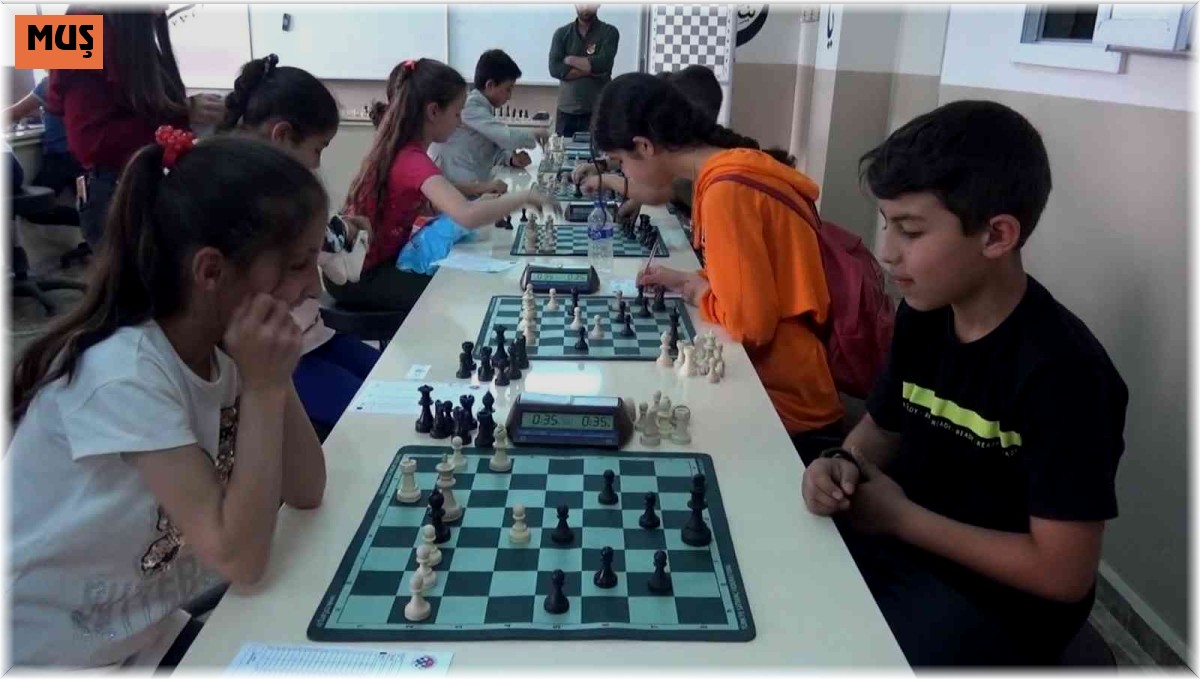 Muş'ta ortaokullar arası ödüllü satranç turnuvası düzenlendi