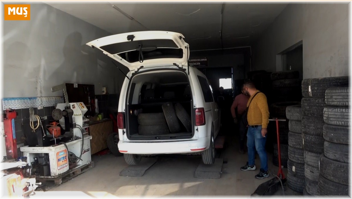 Muş'ta oto lastikçilerde kış lastiği mesaisi başladı