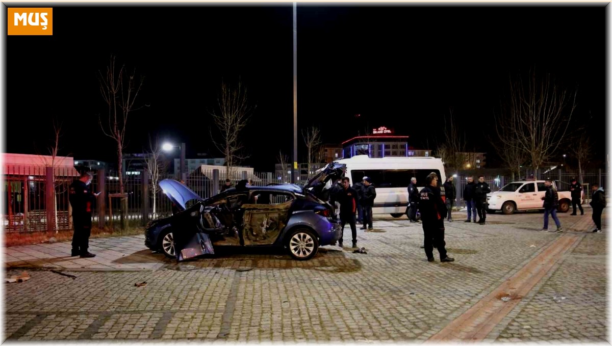 Muş'ta park halindeki araçta patlama meydana geldi, sürücü yaralandı
