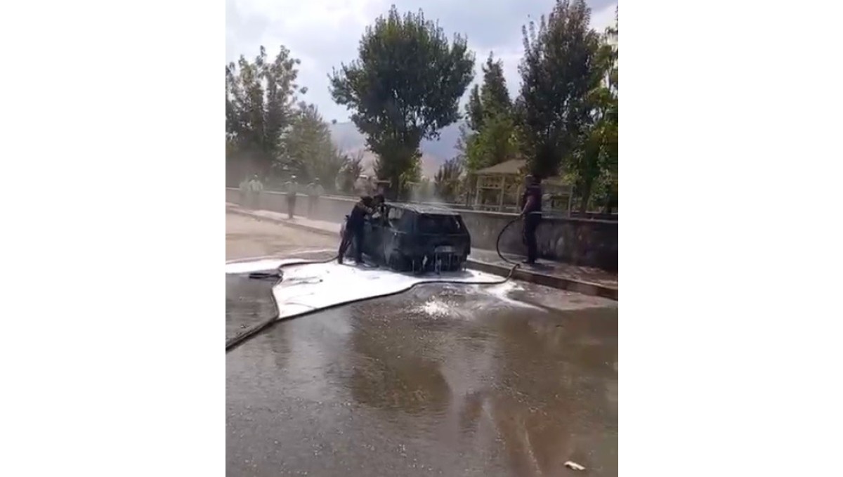 Muş'ta park halindeki otomobil alev aldı
