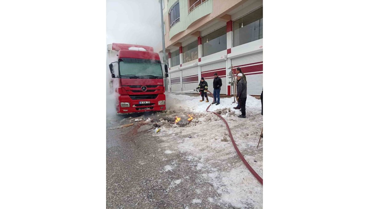 Muş'ta park halindeki tırda yangın