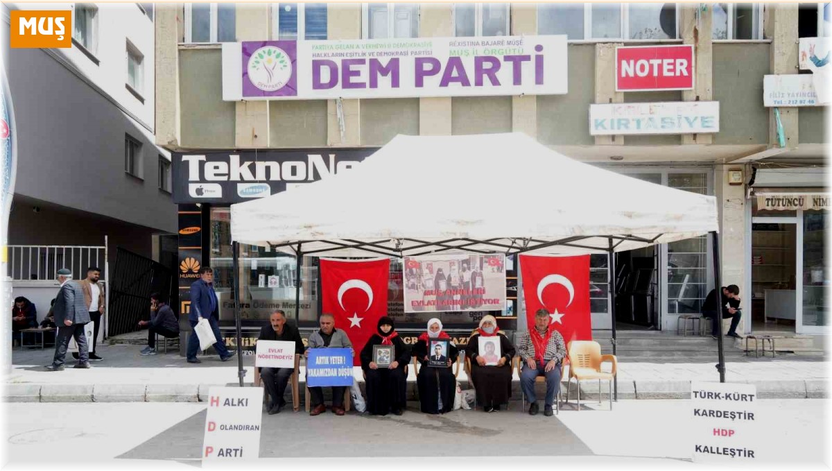 Muş'ta PKK tarafından kaçırılan çocukların aileleri oturma eylemine devam ediyor