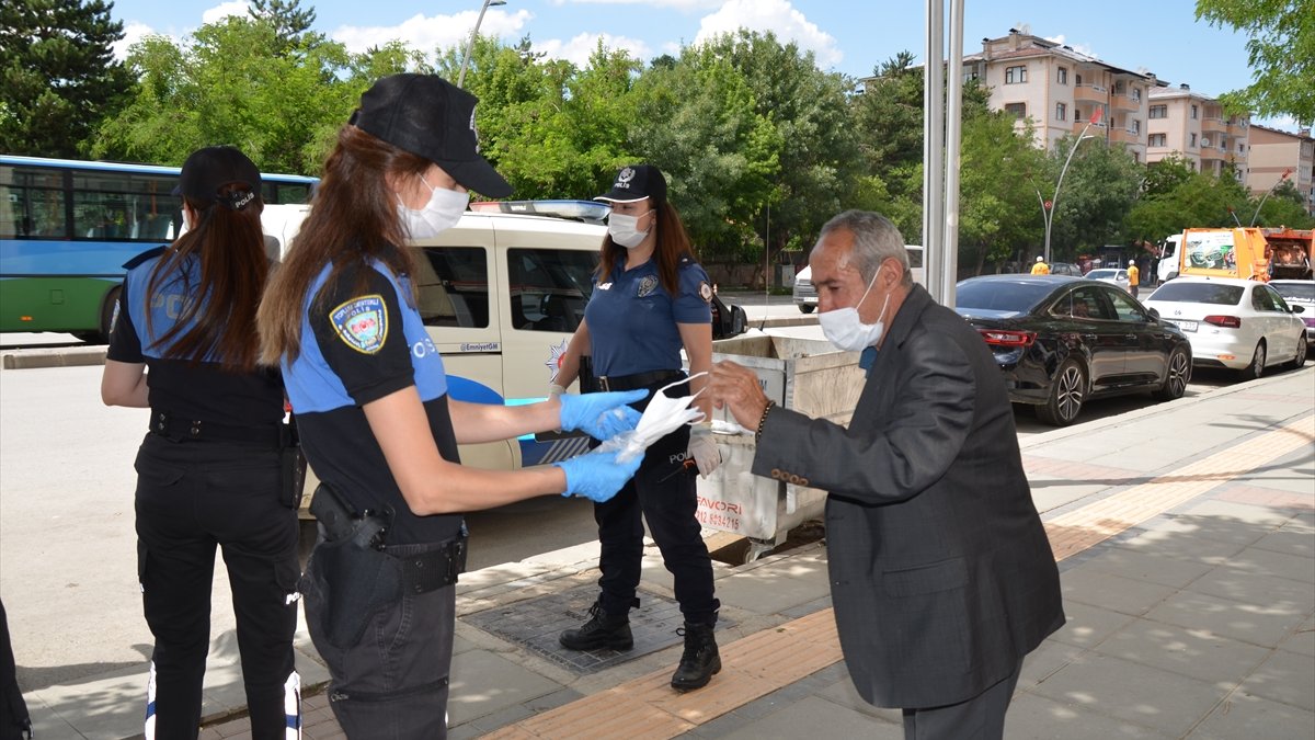 Muş'ta polis ekipleri maske denetimi yaptı