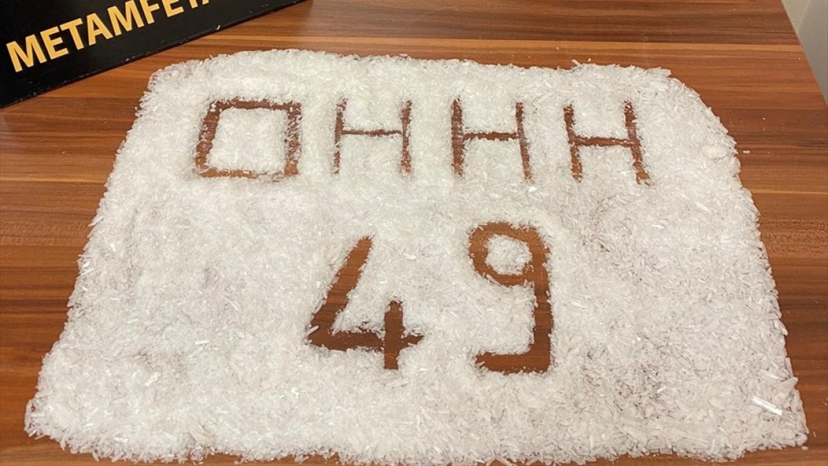 Muş'ta polisler ele geçirdikleri uyuşturucuyla "ohh" yazdı