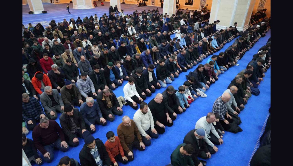 Muş'ta Regaip Kandili'nde vatandaşlar camilere akın etti