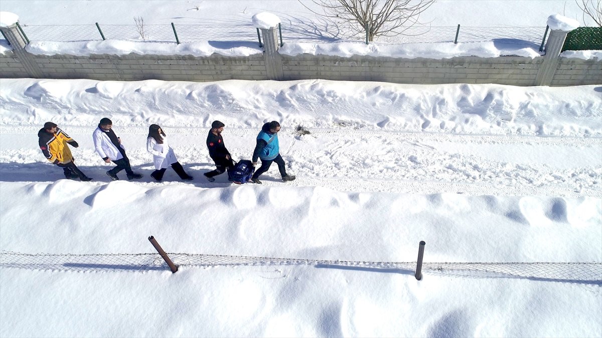 Muş'ta sağlık ekipleri hastalara hizmet için karlı yollarda