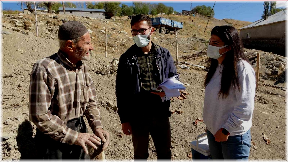Muş'ta sağlıkçılar vatandaşlara aşı hizmeti ulaştırmak için kapı kapı geziyor
