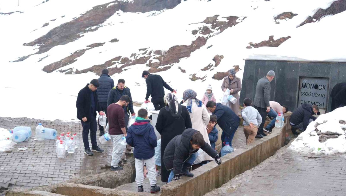 Muş'ta şebeke suyunda bakteri tespit edildi, vatandaşlar çeşmelere akın etti