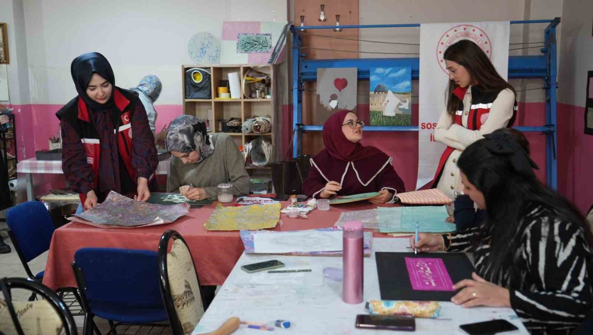 Muş'ta şehit yakınları ve gazilere yönelik ebru kursu yoğun ilgi gördü