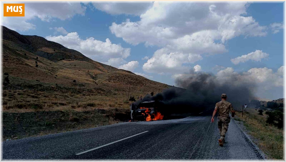 Muş'ta seyir halindeki araç alev alev yandı