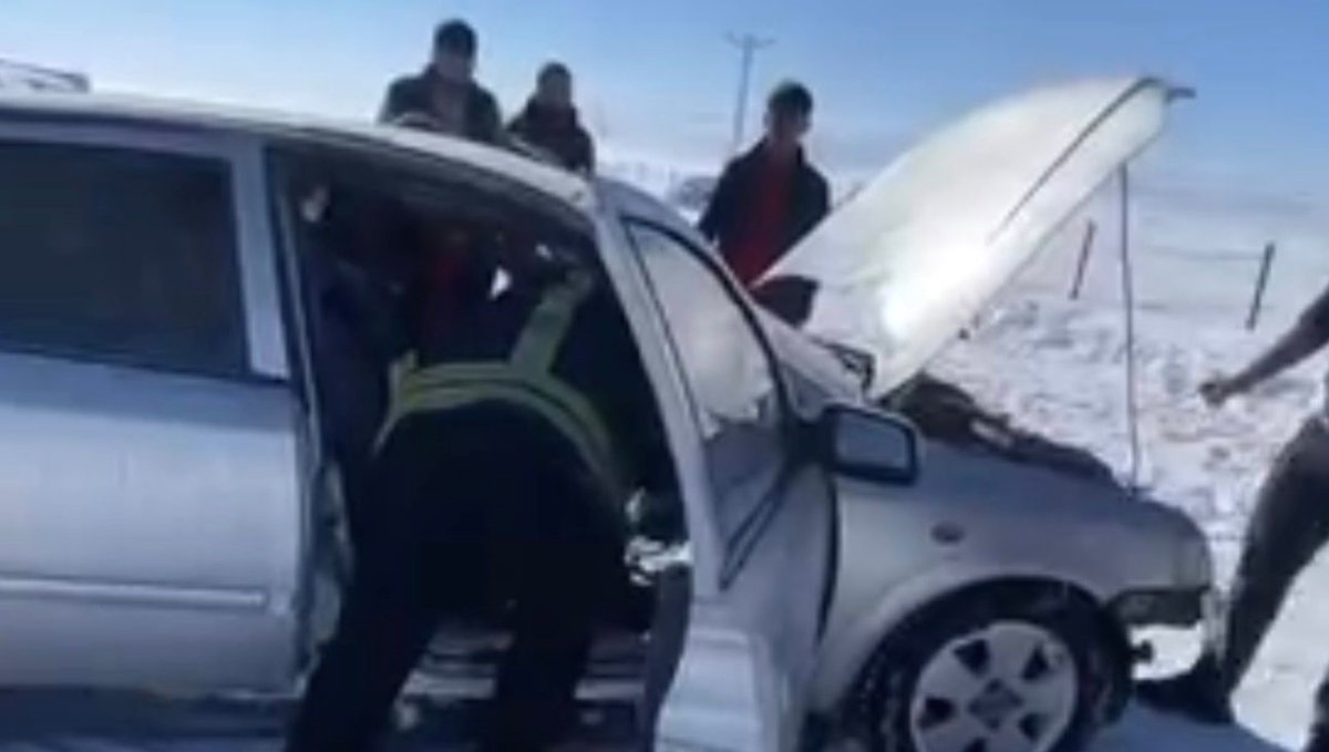 Muş'ta seyir halindeki otomobil alev aldı