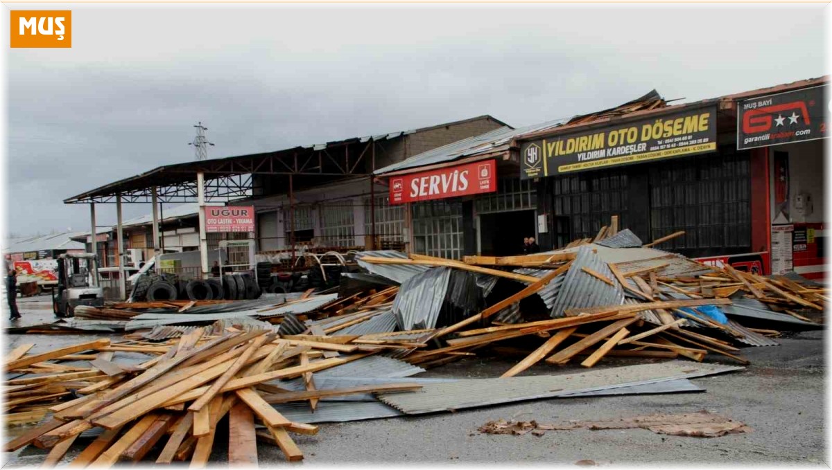 Muş'ta şiddetli fırtına: 4 iş yerinin çatısı uçtu