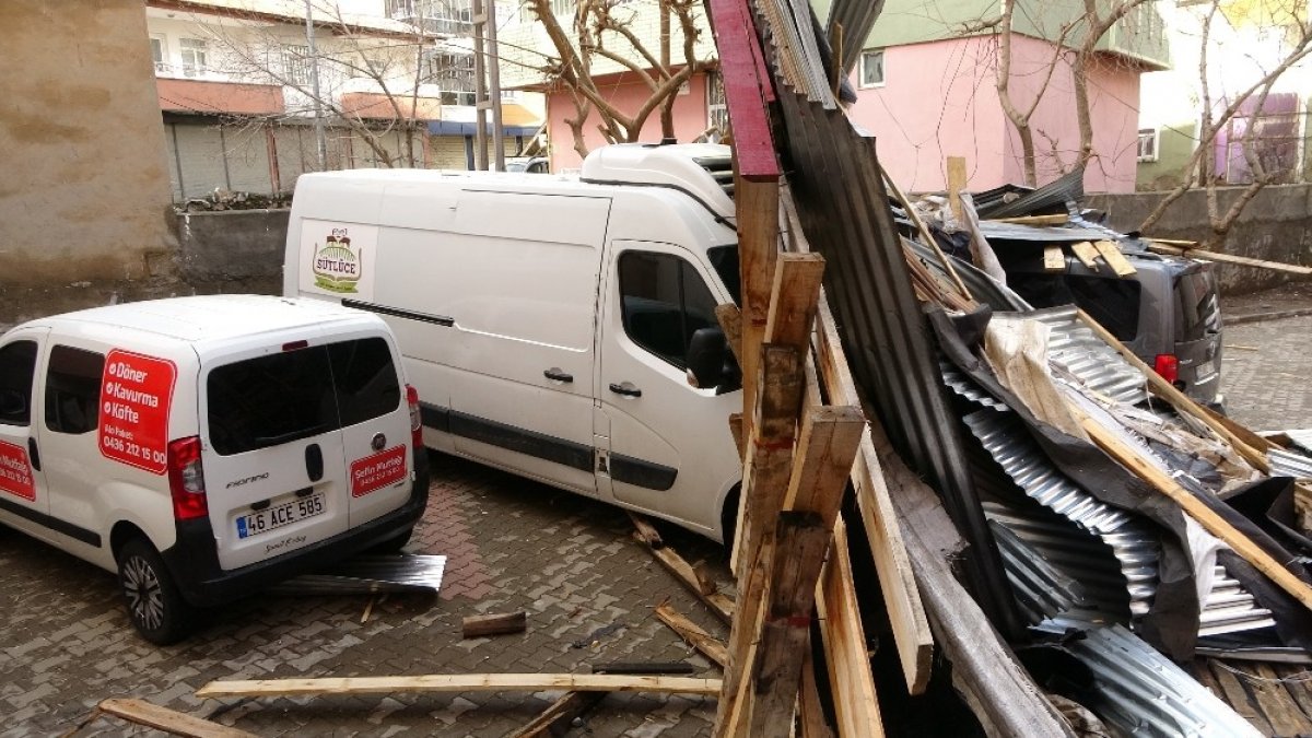 Muş'ta şiddetli fırtına çatıları uçurdu, araçlara hasar verdi