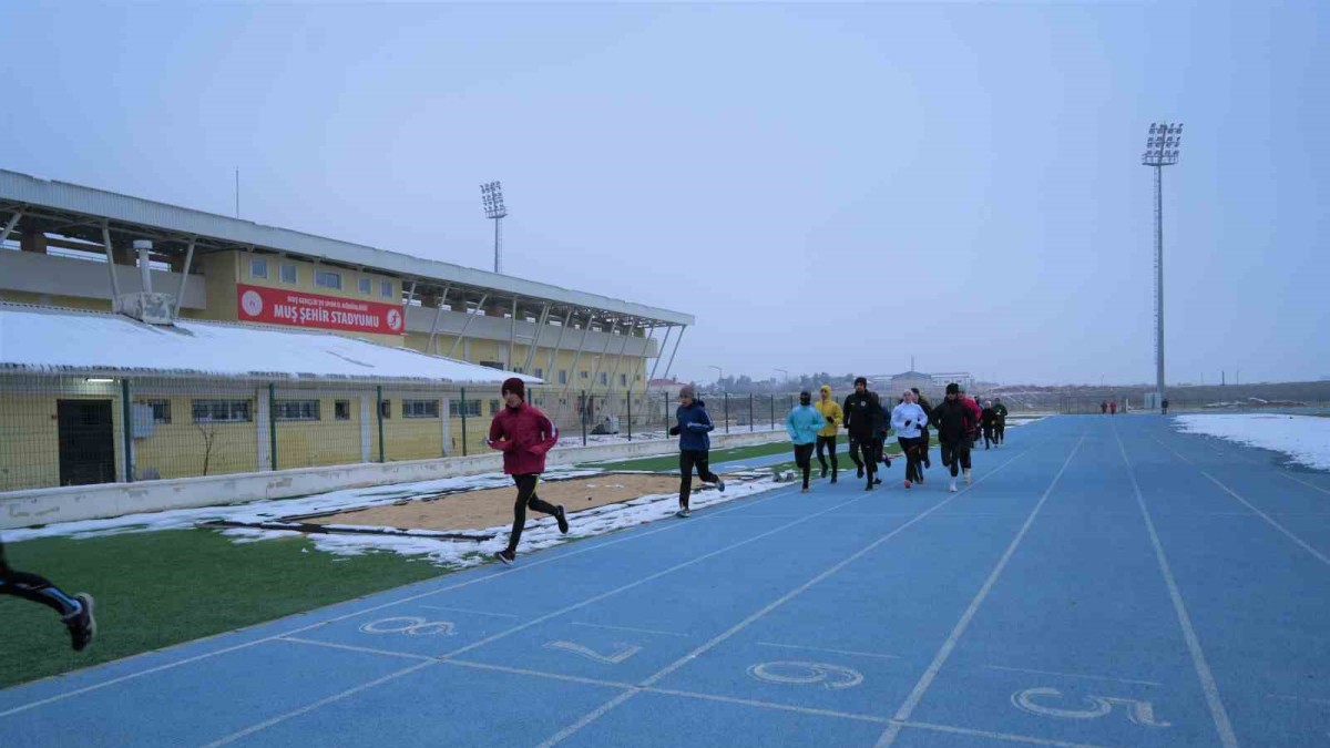 Muş'ta soğuk hava sporcuları durduramadı: Avrupa Kros Şampiyonası hazırlıkları sürüyor