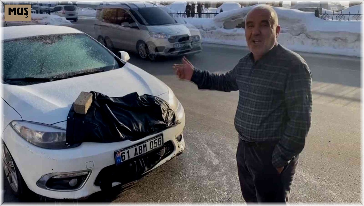 Muş'ta soğuk havaya hazırlıksız yakalanan vatandaşın aracını ısıtma yöntemi gülümsetti