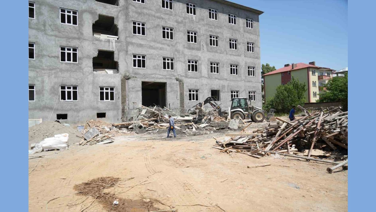 Muş'ta sundurma çöktü, 2 işçi yaralı